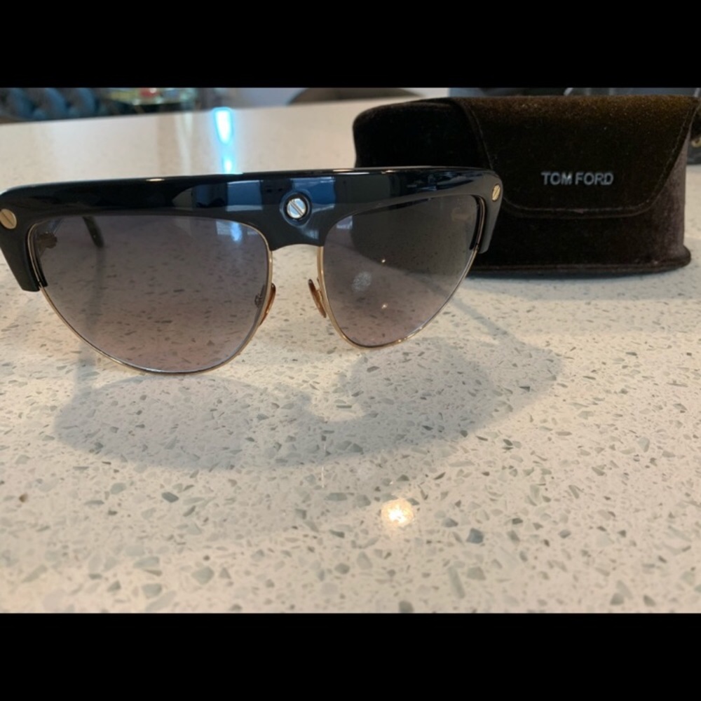 *Authentic* Tom Ford Sunglasses. With Screws Detailing. Almost Like New.Classy👌